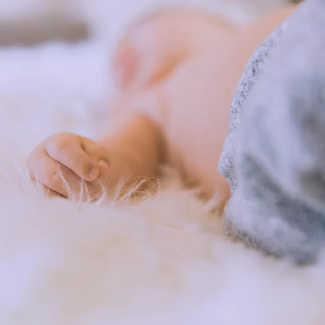 Neurodermitis bei Babys ist sehr belastend für die ganze Familie. Mit KAMI gibt es Produkte, die schon bei Kleinen anwendbar sind, 100% natürlich. Die enthaltenen Pflanzenöle enthalten viel Linol- und Linolensäure, die die Hautbarriere stärken, das Murmelöl beruhigt die Entzündungen.
Schützt die Haut auch bei schlechtem Wetter! 🌧
 #neurodermitis #neurodermitisbekämpfen #neurodermitisbekämpfen #neurodermitisbeikindern 
 #kamihilft 
 #naturkosmetik